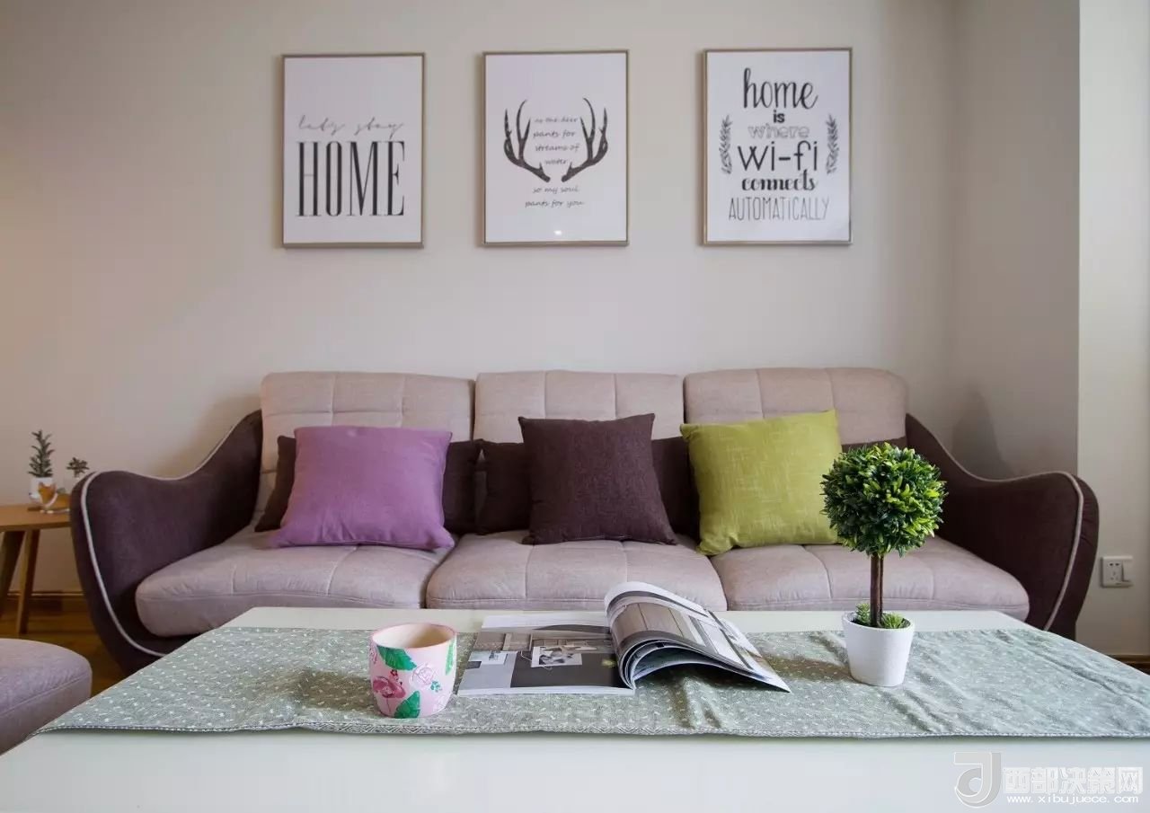 沙發(fā)背景墻選對裝飾畫，才能美了整個客廳空間！