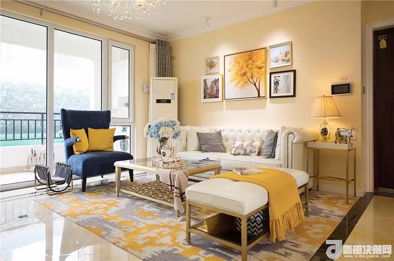 沙發(fā)背景墻選對裝飾畫，才能美了整個客廳空間！