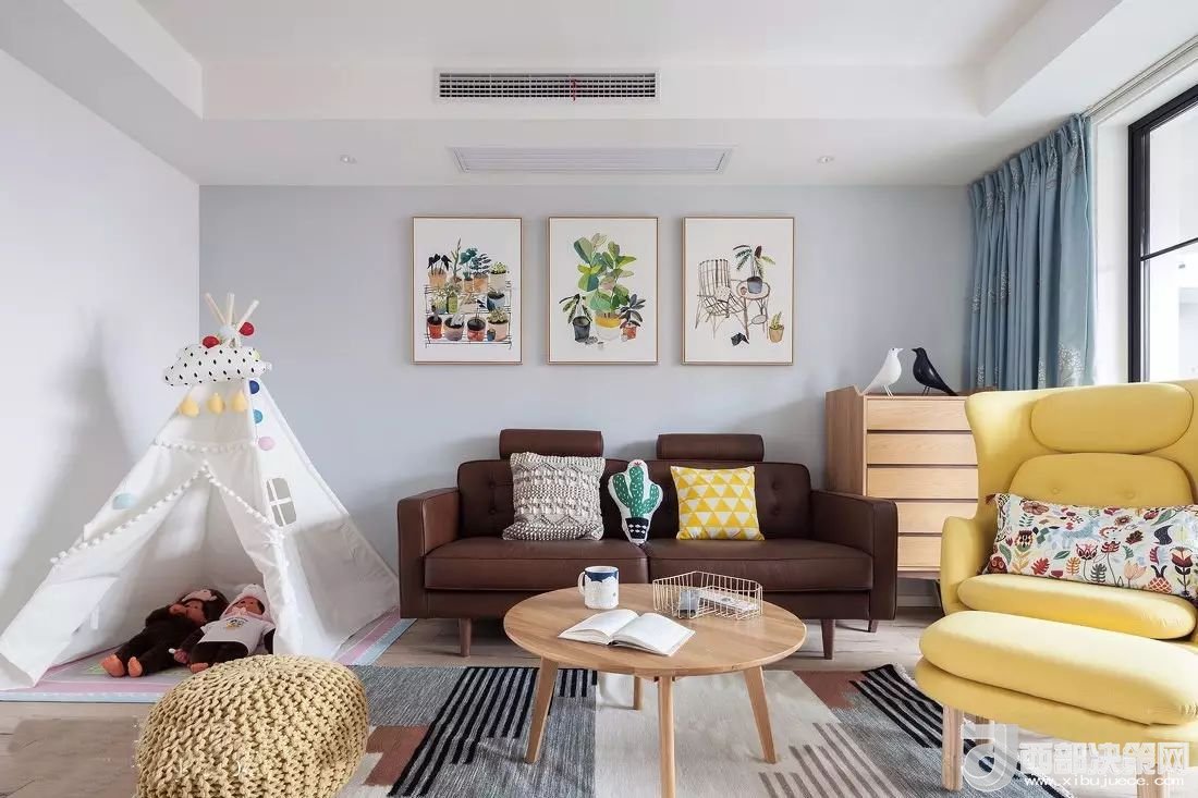 沙發(fā)背景墻選對裝飾畫，才能美了整個客廳空間！