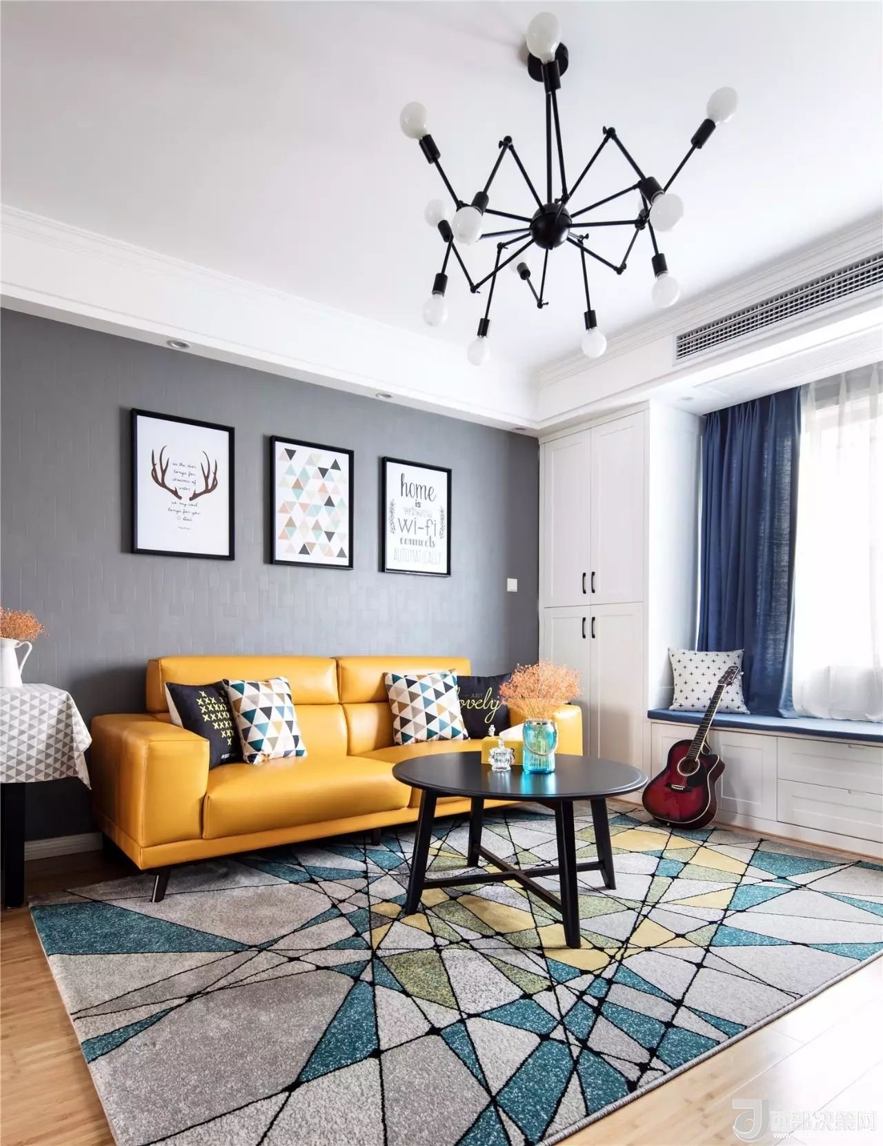 沙發(fā)背景墻選對裝飾畫，才能美了整個客廳空間！