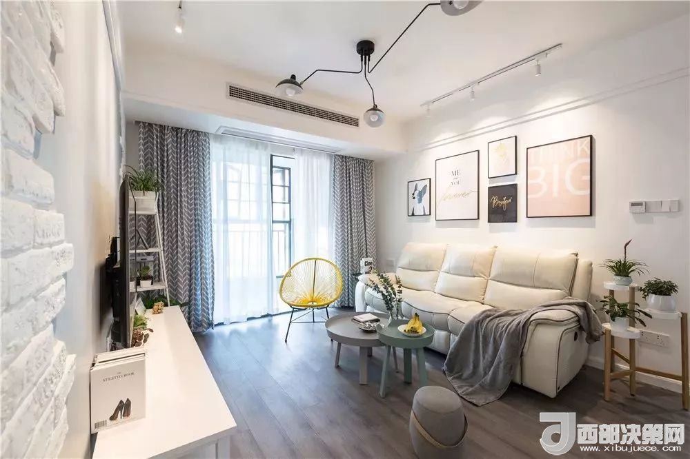 沙發(fā)背景墻選對裝飾畫，才能美了整個客廳空間！