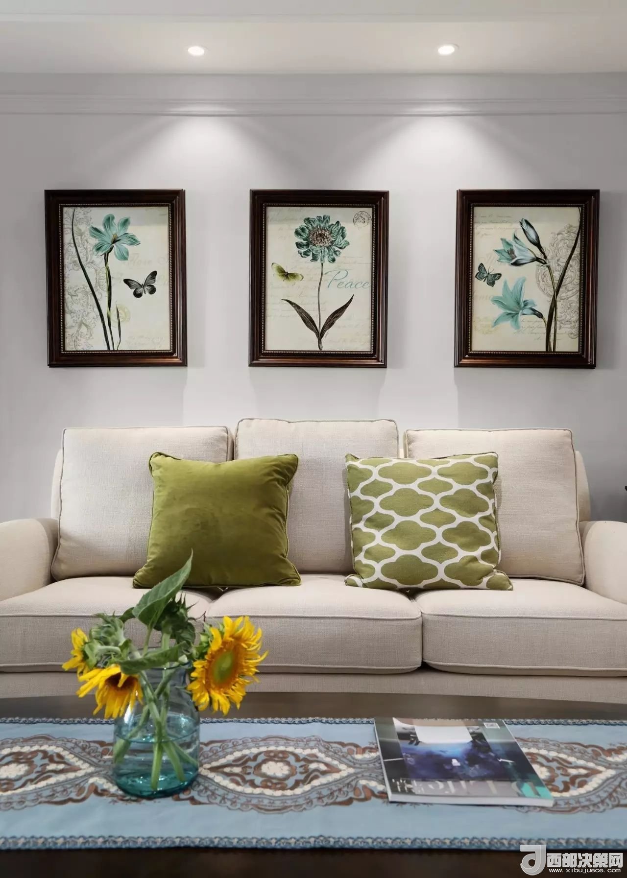 沙發(fā)背景墻選對裝飾畫，才能美了整個客廳空間！