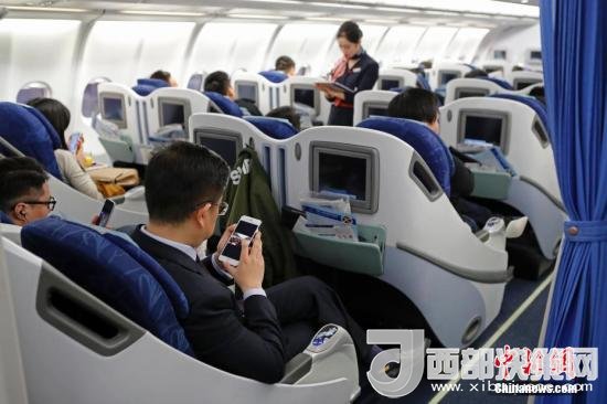 在東航MU5137航班上，旅客全程在飛行模式下可以使用手機。殷立勤 攝