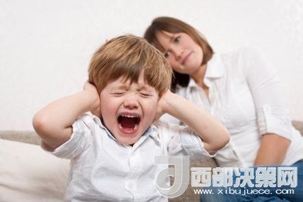 這時孩子可能會一直哭，甚至觀察父母的反應。父母這時候可以讓他哭，哭累了自然就會停下，要讓孩子明白“鬧起來沒道理我不會心疼你”。