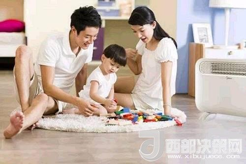 兒童時期，孩子好奇心強，喜歡“打破砂鍋問到底”、“探究性拆東西”、“自言自語做游戲”。這些聽似好笑，看似頑皮的言行舉止，恰恰就是孩子創(chuàng)造火花的閃現(xiàn)。心理學家鄧斯克認為，小孩子在游戲中的“假裝”會大大促進他們的發(fā)散思維。