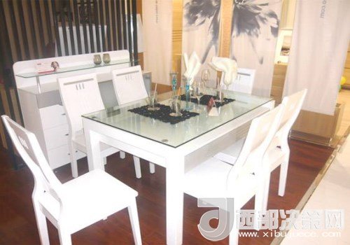 喜歡白色餐桌 但椅子該如何搭配？