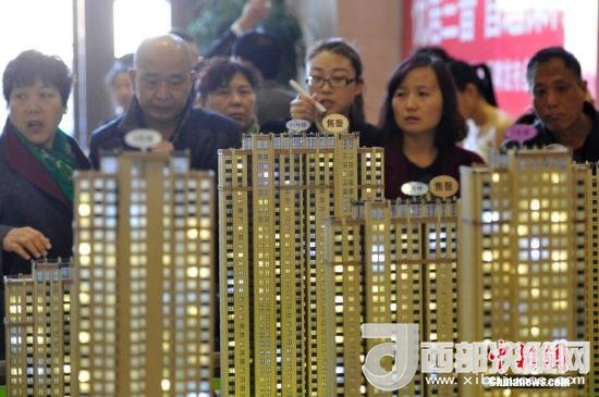 資料圖：民眾選購商品房。 <a target='_blank' >中新社</a>記者 韋亮 攝