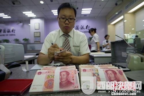 資料圖：銀行工作人員正在清點貨幣。<a target='_blank' >中新社</a>記者 張云 攝