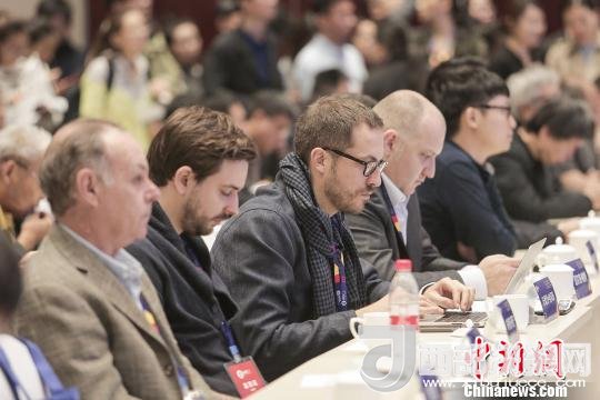 河北工業(yè)設(shè)計創(chuàng)新中心(以下簡稱HIDC)啟動儀式暨“設(shè)計促轉(zhuǎn)型·創(chuàng)新贏未來”國際工業(yè)設(shè)計工作坊26日在河北省省會石家莊市舉行。圖為與會各國設(shè)計師?！⌒ば?攝