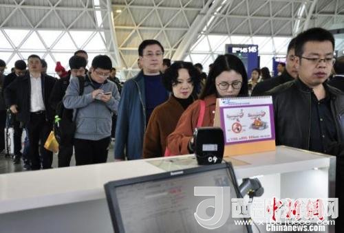 圖為旅客等待進入客艙?！慰∶?攝