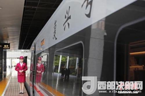 資料圖：4月10日，列車員在“復(fù)興號”列車旁迎接旅客的到來。 <a target='_blank'  data-cke-saved- >中新社</a>記者 殷立勤 攝