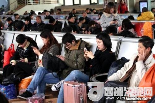 資料圖：移動互聯(lián)網(wǎng)時代，旅客都拿著手機打發(fā)時間。<a target='_blank' >中新社</a>記者 王中舉 攝