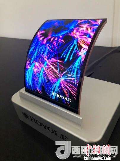 柔宇科技全柔性顯示屏在固定曲面上的應(yīng)用?！∪嵊羁萍脊﹫D 攝