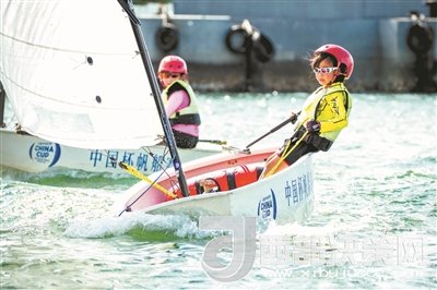 青島市北區(qū)立新小學(xué)學(xué)生參加2017年中國杯青少年帆船OP項目比賽。孫軍/攝