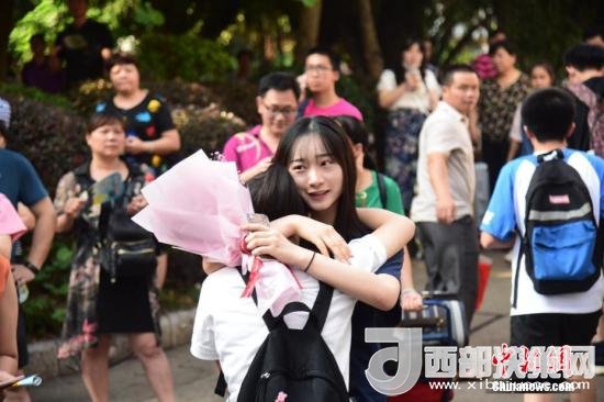 資料圖：一名家屬擁抱走出考場(chǎng)的考生。 王以照 攝