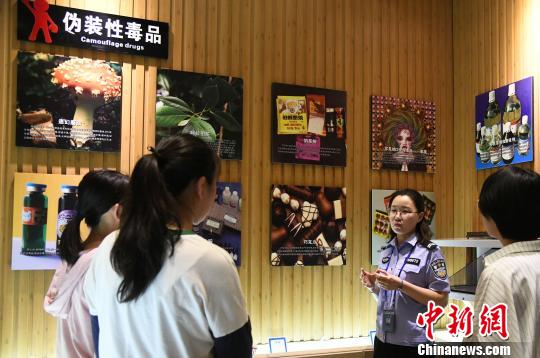 山西省司法行政戒毒系統(tǒng)積極面向社會開展禁毒警示教育。　　　王建軍 攝