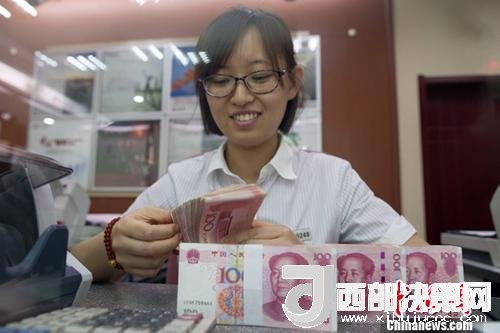 7月5日，山西太原一銀行工作人員正在清點貨幣。人民幣對美元匯率中間價在經(jīng)歷了過去11個交易中的10次下調(diào)后終于迎來大漲。5日，中國外匯交易中心公布人民幣對美元匯率中間價報6.6180，較前一交易日大幅上調(diào)415個基點，創(chuàng)下自2017年10月11日以來的最大升幅。<a target='_blank' >中新社</a>記者 張云 攝