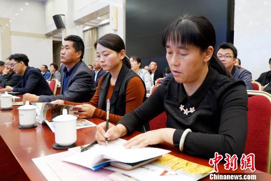 圖為與會(huì)嘉賓聆聽(tīng)專家演講?！±铍h 攝