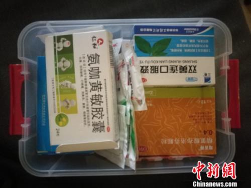 圖為家里的藥盒。 謝藝觀 攝