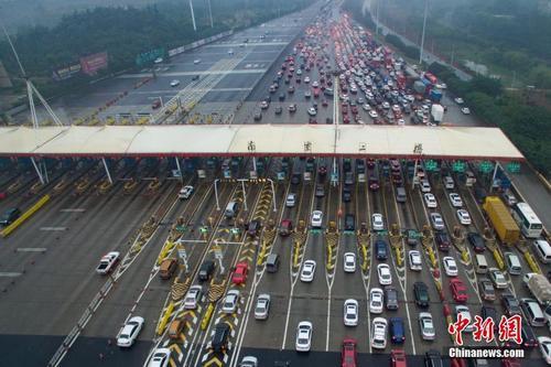 資料圖：車輛通過收費站。<a target='_blank'  data-cke-saved- ><p  align=
