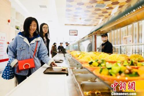 　資料圖：消費者在餐廳就餐?！惴?攝