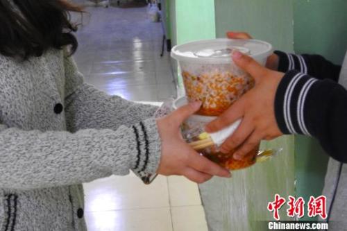 外賣配送員將外賣送到學生宿舍。受訪者供圖