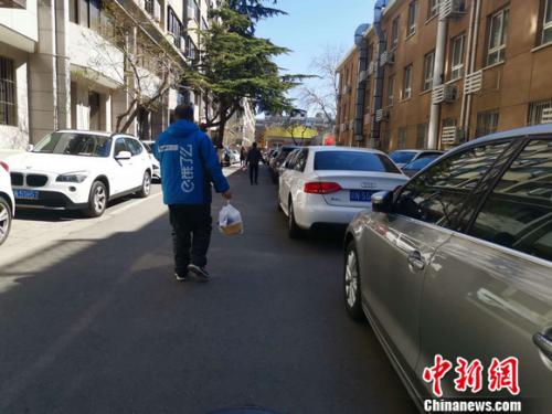 圖為餓了么配送員正在送餐。 謝藝觀 攝
