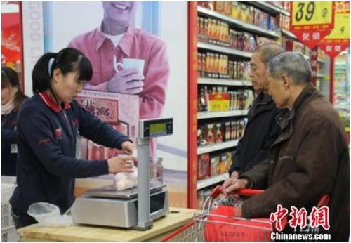 資料圖：在保定市北市區(qū)一家大型超市內(nèi)，促銷員正在為購(gòu)買雞蛋的市民稱量、打包。李芳華 攝