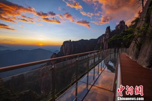  資料圖：霞光映照在三清山棧道玻璃上?！溆榔?攝