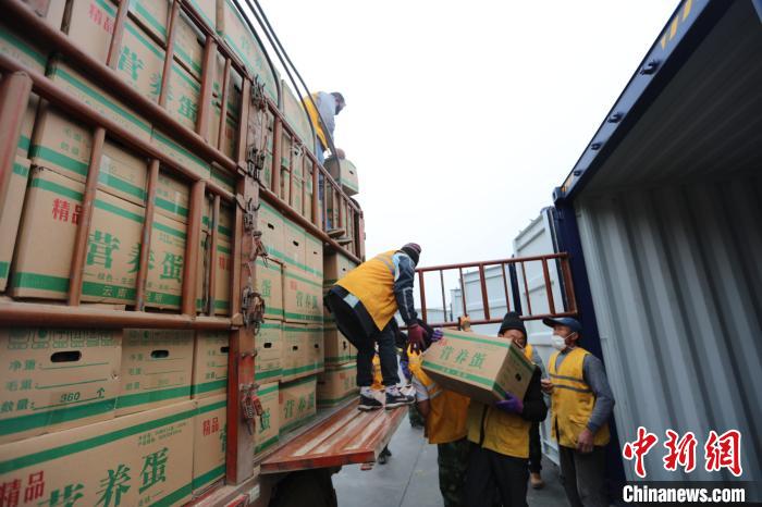 圖為鐵路裝卸作業(yè)人員正在將云南特色農(nóng)產(chǎn)品裝入集裝箱。　楊航 攝