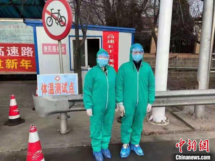 鄉(xiāng)鎮(zhèn)衛(wèi)生院和社區(qū)衛(wèi)生中心工作人員排查發(fā)熱患者?！〗樾菔嗅t(yī)療集團(tuán)供圖 攝