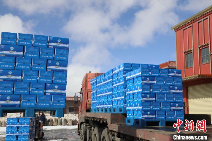 圖為當(dāng)雄的冰川礦泉水裝車(chē)，即將發(fā)往湖北?！‘?dāng)雄縣 供圖 攝