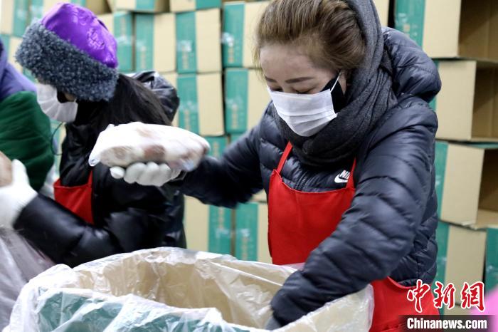 當(dāng)雄縣民眾將牦牛肉裝箱。　當(dāng)雄縣 供圖 攝