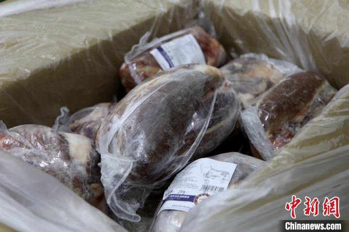 當(dāng)雄縣援鄂物資中的牦牛肉，圖中的為腱子肉，是牦牛肉中的“極品”?！‘?dāng)雄縣 供圖 攝