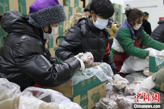 當(dāng)雄縣民眾打包當(dāng)?shù)氐奶禺a(chǎn)，“有身份證”牦牛肉?！‘?dāng)雄縣 供圖 攝