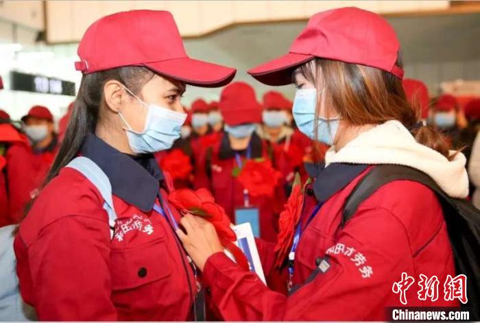 新疆和田：包機運送務(wù)工者助復工促脫貧