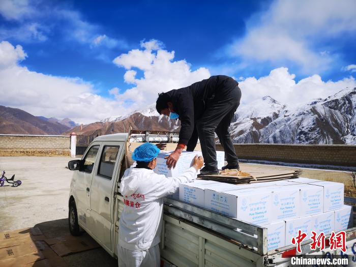 圖為工作人員搬運(yùn)物資。堆龍德慶區(qū)宣傳部供圖