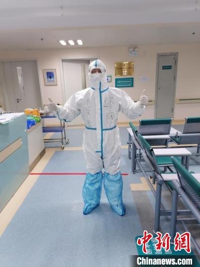 徐陶在工作中。四川援助湖北醫(yī)療隊供圖