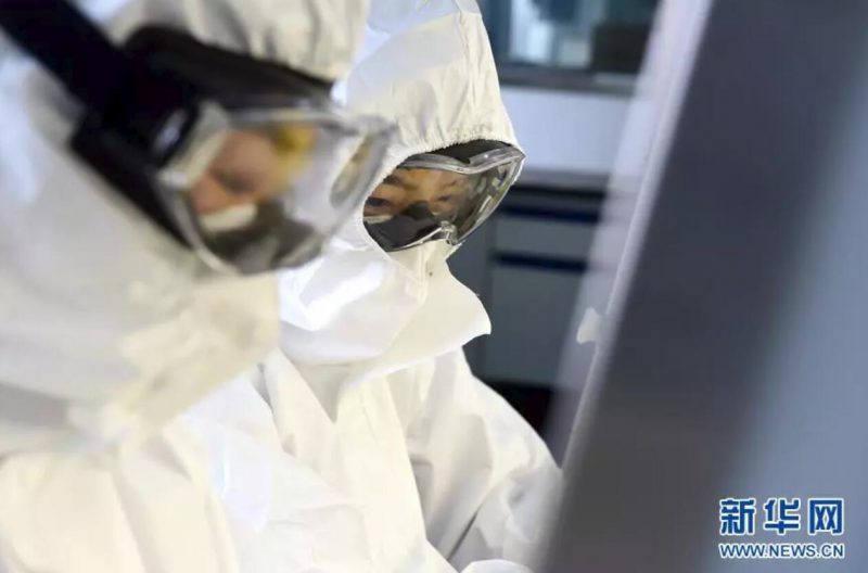 ▲資料圖片：負(fù)責(zé)新型冠狀病毒核酸檢測(cè)的工作人員，在實(shí)驗(yàn)室進(jìn)行樣本處理。（新華社發(fā) 周牧 攝）