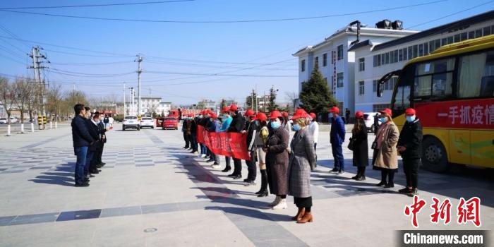 圖為甘肅禮縣，歡送首批乘“專車”赴浙江的務(wù)工人員。(資料圖) 田瑞萍 攝