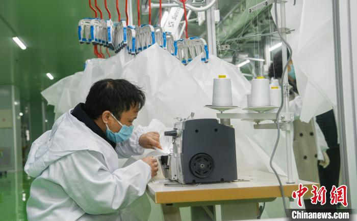 工人生產(chǎn)防護(hù)服，保障抗疫物資供應(yīng)。廣安市委宣傳部供圖