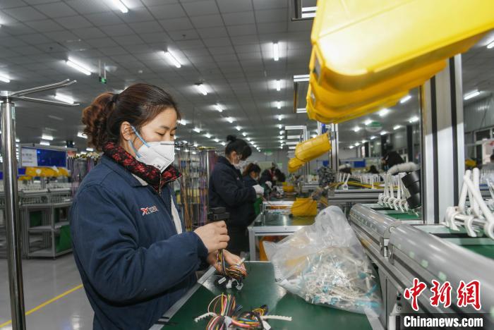 工人戴著口罩搶抓生產(chǎn)?！】到?攝