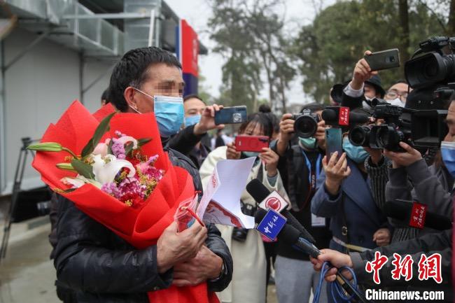 圖為貴州省最后一名新冠肺炎確診患者從貴州省將軍山醫(yī)院出院，患者接受媒體采訪?！■暮陚?攝