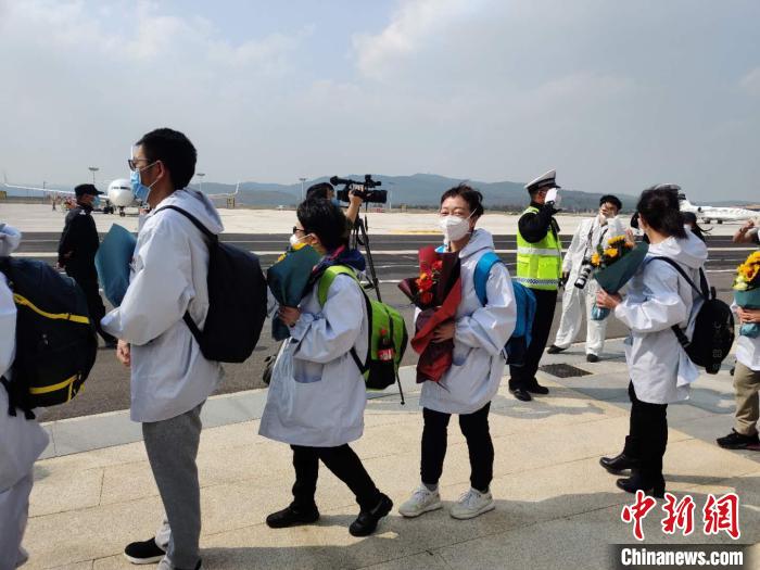 圖為交警向醫(yī)療隊(duì)敬禮?！№n帥南 攝