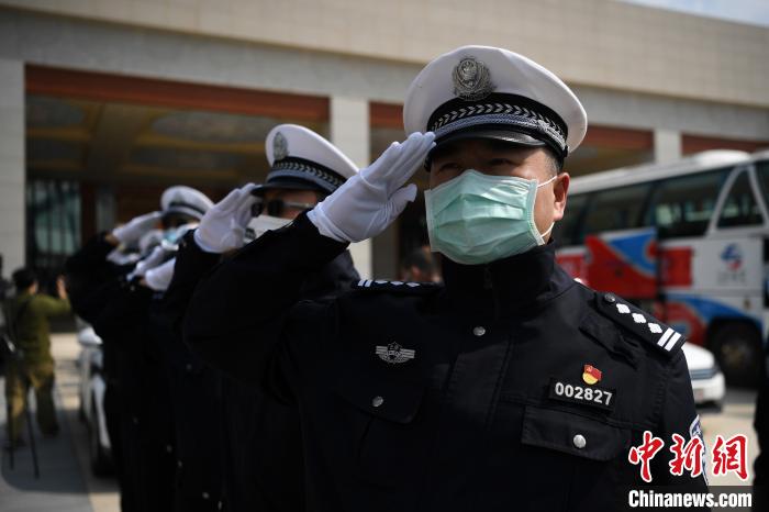 圖為交警們向醫(yī)療隊(duì)敬禮?！】灯?攝