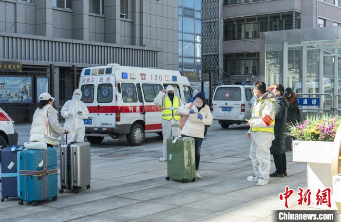 圖為呼和浩特車站“外防輸入”?！∠牧?攝