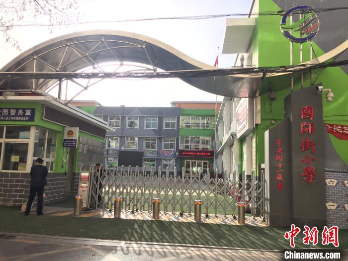 校門口設(shè)置臨時(shí)等候區(qū)，區(qū)域四周5米為禁行區(qū)?！「呷鸱?攝