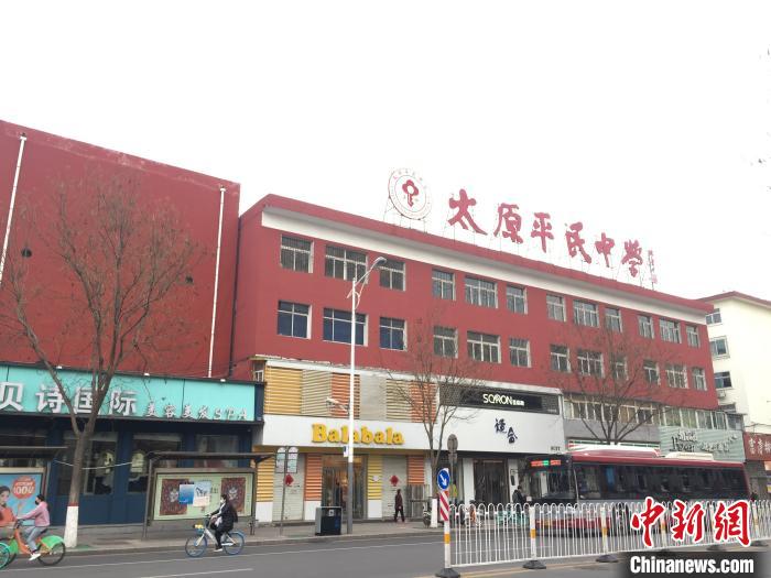 所有師生實(shí)行“日?qǐng)?bào)告”“零報(bào)告”制度，確保開學(xué)后校園衛(wèi)生安全?！「呷鸱?攝