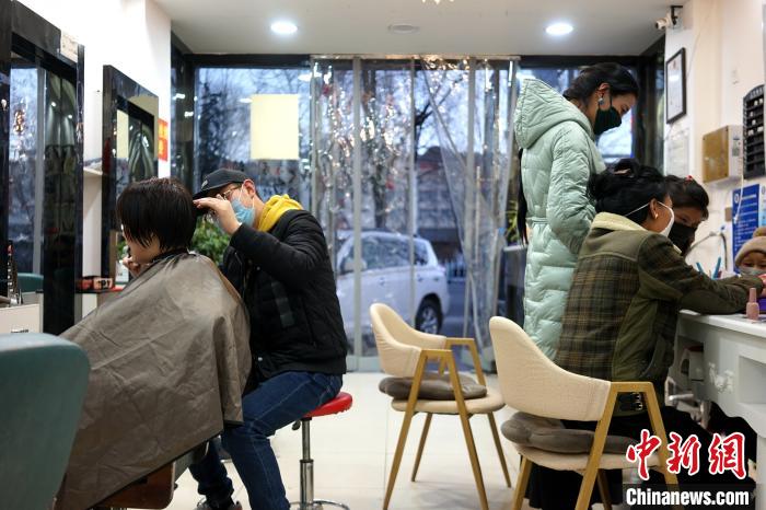 拉薩市民在一美發(fā)店理發(fā)、美甲?！〗w波 攝