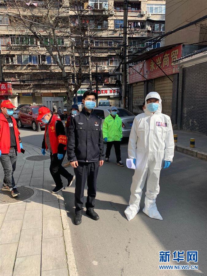 （習(xí)近平致敬的戰(zhàn)“疫”英雄·公安干警篇·圖文互動(dòng)）（6）他們，抗疫一線鑄警魂